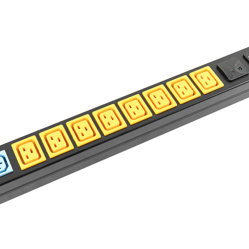 Vertikaler digitaler Strom- und Spannungsmesser mit 24 Ausgängen C13x16 C19x8, Leistungsschalter, SPD-geschaltetes Rack-PDU